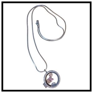 Elegant Silver Pendant Necklace